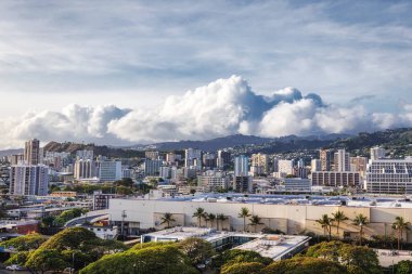 Honolulu Şehir Manzaralı ve güzel bulutlu gökyüzü