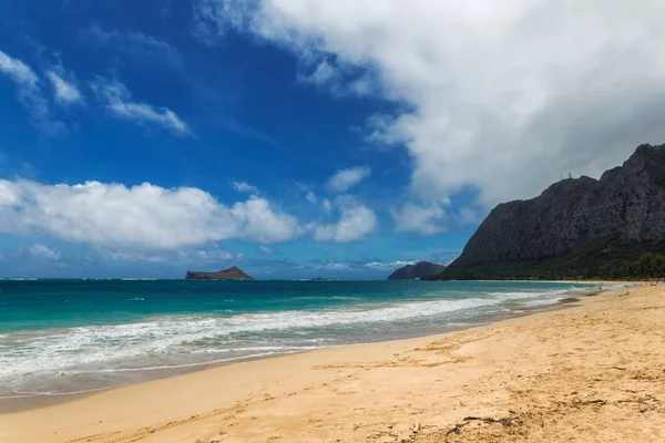 美しい青緑色の水と曇り空 オアフ島の海岸線 ハワイ ワイマナロ ビーチ — ストック写真