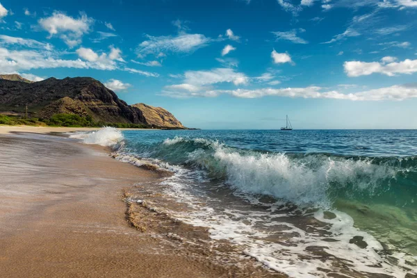 stock image Makua beach view of the wave with beatiful mountains and a sailboat in the background, Oahu island, Hawaii