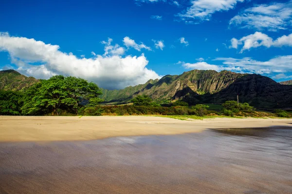 Makua Uitzicht Het Strand Met Mooie Bergen Bewolkte Hemel Achtergrond — Stockfoto