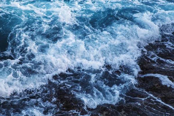Dramático Espumoso Vista Superior Mar Perto Costa Rochosa — Fotografia de Stock