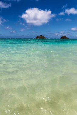 Açık Turkuaz su ve iki ada Lanikai beach, Oahu, Hawaii görüntülemek