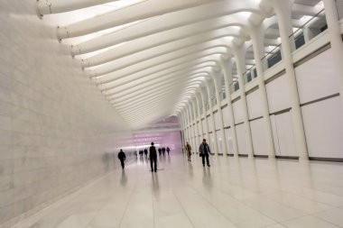 New York, ABD - Ekim, 2013: şehir merkezinde, Manhattan uzun beyaz pasajda yürüyen insanlar