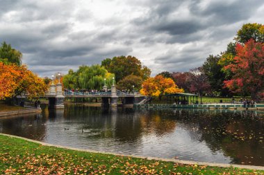 Bulutlu bir günde Boston Garden park su birikintisi