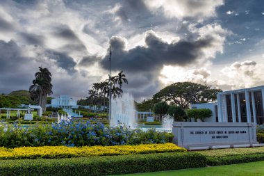 Oahu, Amerika Birleşik Devletleri - Haziran, 2018: Güzel çeşmeler ve Bahçe günbatımı manzaralı Oahu adasında Hawaii Laie Tapınağı