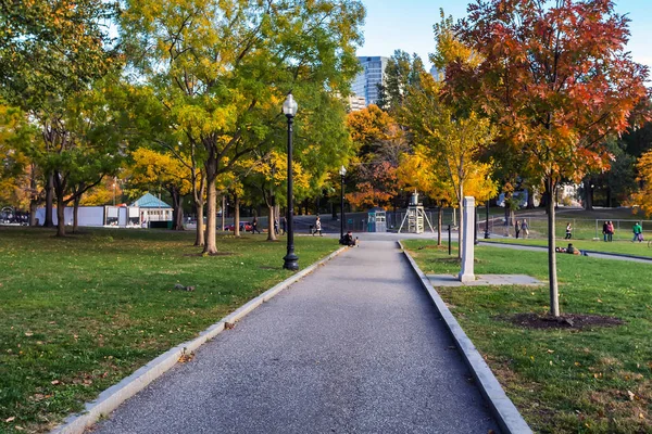 Sonbahar sezonu Boston Common parkta yürüyüş yolu