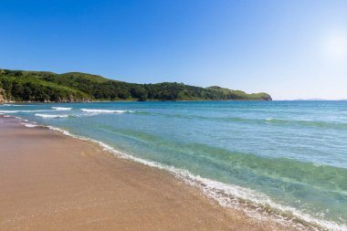 Güzel plaj turkuaz su ve Beyaz Rusya'nın Uzakdoğu kuma ile