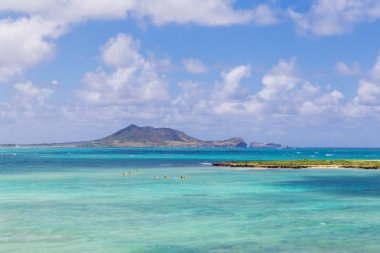 Turkuaz sularında sarı kayaks Oahu, Hawaii plajda Kailua yaklaşıyor