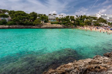 Kalabalık plaj Cala Gran Cala d'Or, yaz sezonunda Mallorca