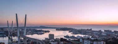 Golden Köprüsü ve Haliç batımında, Vladivostok, Rusya Federasyonu Körfez Panoraması