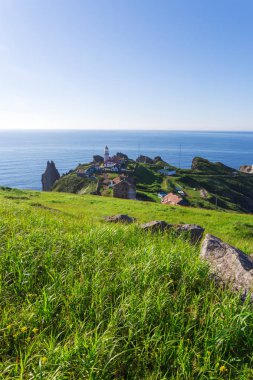Gamov deniz feneri görünümden Uzak Doğu Rusya'nın yeşil tepeye
