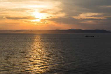 Güzel gün batımı manzarası tanker ve deniz üzerine gemi silueti