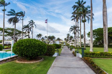 Oahu, Amerika Birleşik Devletleri - Haziran, 2018: Laie tapınak territoty palm sokakları ve çeşmeler ile