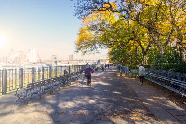 New York Usa October 2015 People Walking Brooklyn Heights Promenade — Stock Photo, Image