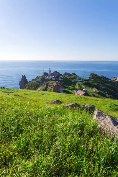 Gamov deniz feneri görünümden Uzak Doğu Rusya'nın yeşil tepeye