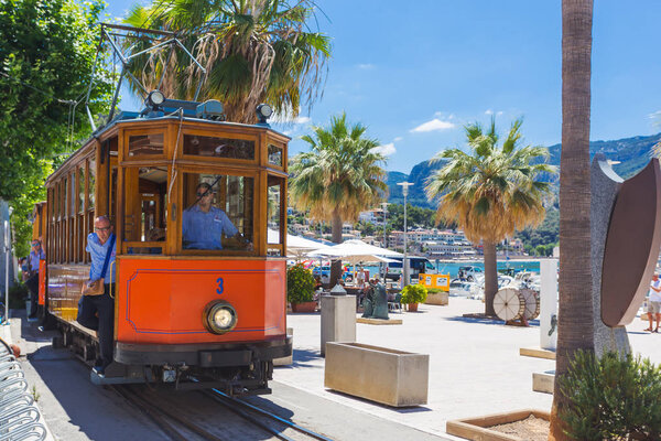 ПОРТ-ДЕ-СОЛЛЕР, ИСПАНИЯ - ИЮНЬ, 2015: Поезд Ferretro для туристов, следующих из Пальма-де-Майорки в Соллер, Испания
