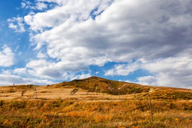 Hill sarı çim ve ağaçların sonbahar sezonu ile