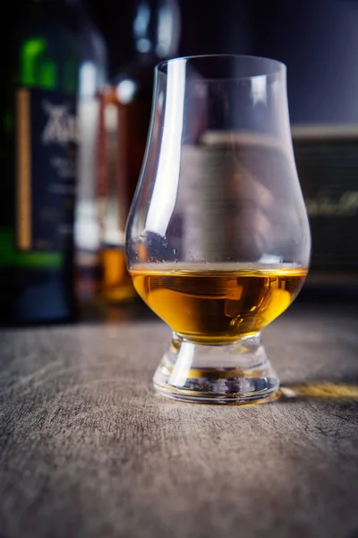 Whisky Glas Med Single Malt Scotch Träbord Och Scotch Flaskor — Stockfoto