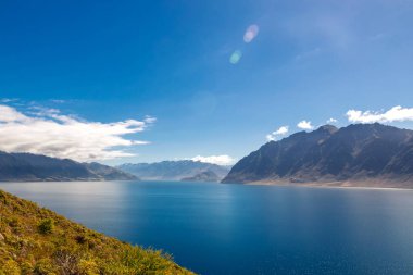 Lake Hawea görünümü bir gün güneşli yaz, Yeni Zelanda