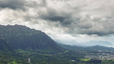 Oahu, Hawaii üzerinden Nuuanu Pali uyanık bulutlar görünümündeki Koolau dağlar