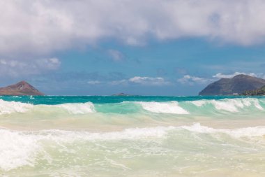 Güzel Waimanalo plaj turkuaz su ve bulutlu gökyüzü, Oahu kıyı şeridi, Hawaii ile