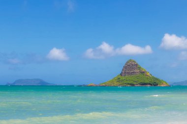 Çinlinin şapka Island view ve Kualoa Beach, Oahu, Hawaii güzel turkuaz su