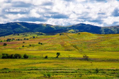 Renkli hills görünümü ve bulutlu gökyüzü