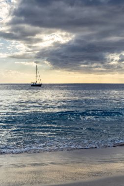 Plaj Oahu Adası, Hawaii Yelkenli görünümünü akşam