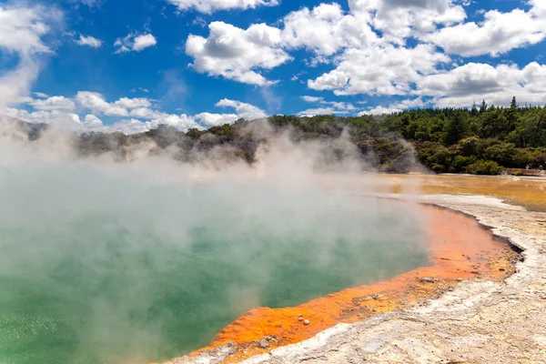 Thermanl 不思議の国でロトルア ニュージーランドの有名な温泉湖シャンパン プール — ストック写真