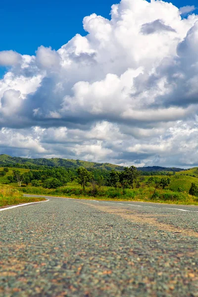 Carretera Sinuosa Cielo Azul Nublado — Foto de Stock