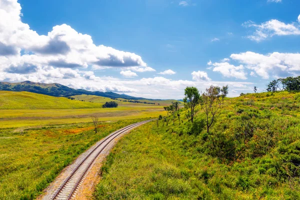 Ferrocarril Paisaje Rural Con Colinas Verdes Cielo Azul — Foto de Stock