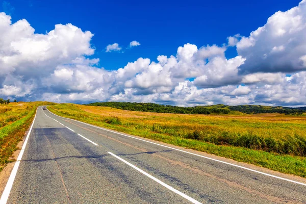 Carretera Sinuosa Cielo Azul Nublado — Foto de Stock