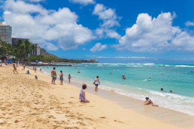 Honolulu, Amerika Birleşik Devletleri - Haziran, 2018: insanlar istirahat ve Oahu adasında meşhur Waikiki Plajı'nda güneş banyosu