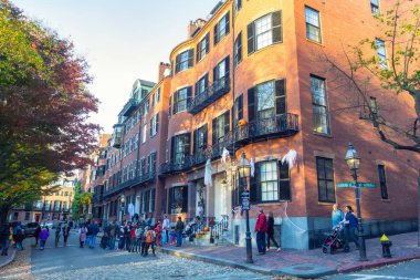 Boston, Amerika Birleşik Devletleri - Ekim 2015: İnsanlar turistler ve yerel halk için evlerinin Cadılar Bayramı poz için giyinmiş.