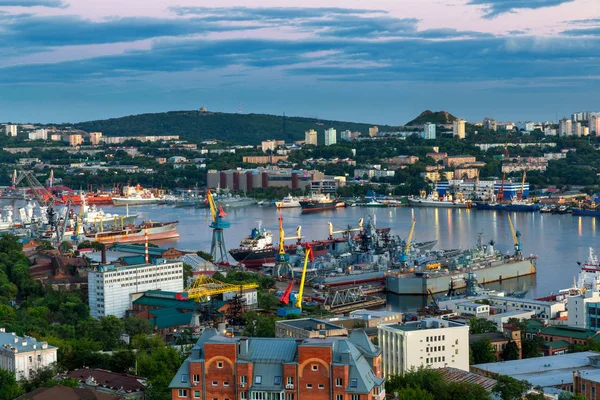 Vladivostok Şehir Bağlantı Noktası Haliç Günbatımında Defne Görünümü — Stok fotoğraf