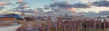 Moskova şehir merkezi huş ağaçları Park ve eski binalar içinde belgili tanımlık geçmiş erken kış sezonu Panoraması