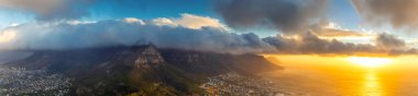 Aslan başı güzel bulutlu gökyüzü gün batımında Masa Dağı ve Cape Town şehrinin panoramik görünümü top
