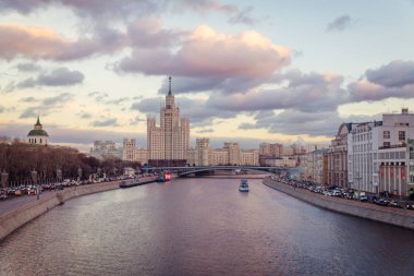 Eski Sovyet gökdelen Kotelnicheskaya dolgu ve Moskova Nehri akşam görünümü Köprüsü