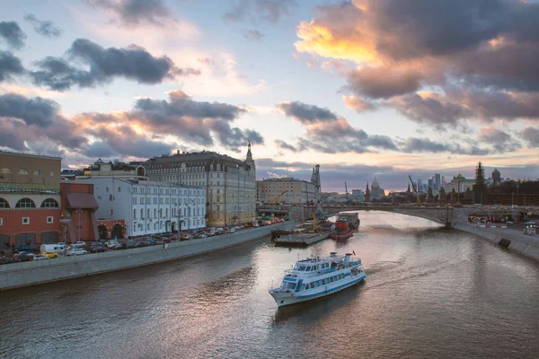 Wunderschöner Sonnenuntergang Über Dem Fluss Moskva Und Eine Bootstour — Stockfoto