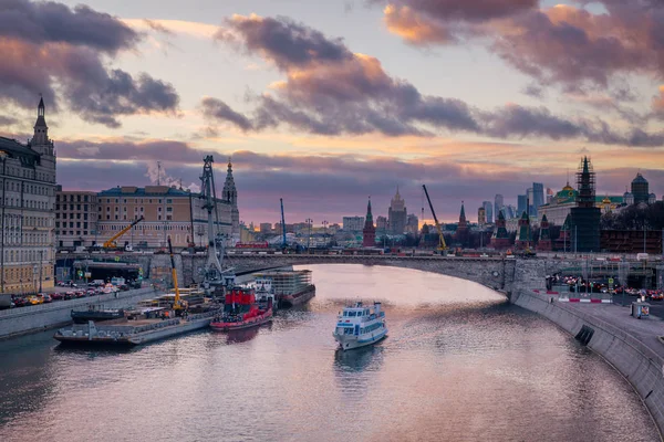 Wunderschöner Lila Sonnenuntergang Über Dem Fluss Moskva Und Eine Bootsfahrt — Stockfoto