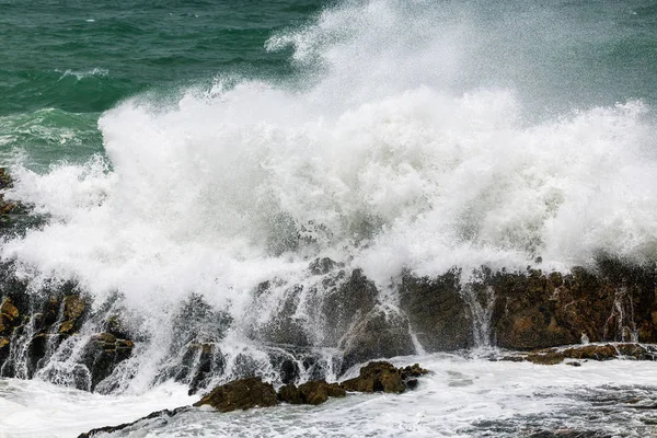巨大な波が岩の多い海岸線ヘルマナス 南アフリカ共和国のクラッシュ — ストック写真