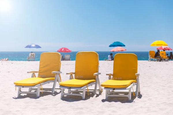 Τρεις Καρέκλες Κίτρινο Παραλία Μια Ηλιόλουστη Ημέρα Camps Bay Αμμώδη — Φωτογραφία Αρχείου