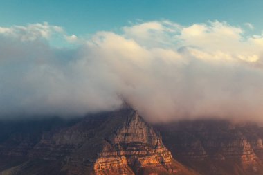 Table Mountain Lion's head bulutlar kaplı görünümünü