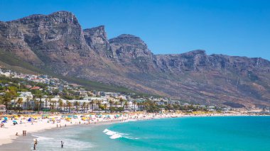 Görünüm kampları defne güzel deniz turkuaz su ve dağ Cape Town, Güney Afrika