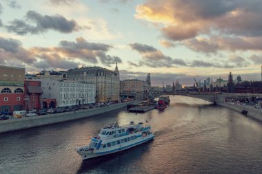 Moskova, Rusya - Kasım, 2018: Güzel gün batımı Moskova Nehri ve turistik bir tekne seyir üzerinde