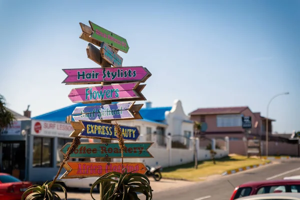 Renkli Ahşap Yönü Işaret Jeffreys Bay Town Güney Afrika — Stok fotoğraf