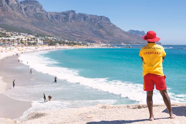 Kaapstad Hoofdredder Kijken Beroemde Camps Bay Beach Met Turquoise Water — Stockfoto