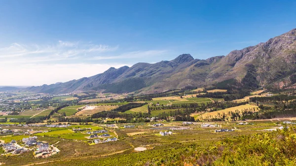 Franschhoek Vadisi ünlü şarap imalathaneleri ve çevredeki dağların, Güney Afrika