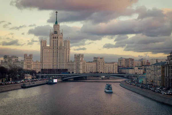 Alte Sowjetische Wolkenkratzer Auf Kotelnicheskaya Böschung Und Moskva Fluss Abendblick — Stockfoto
