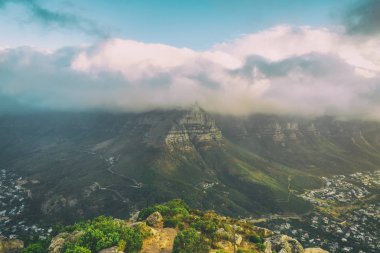 Table Mountain Lion's head bulutlar kaplı görünümünü